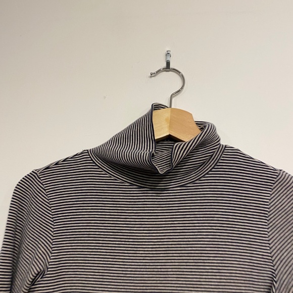 Black and White Stretchy Turtleneck Long Sleeve Top Size Small - Picture 2 of 3